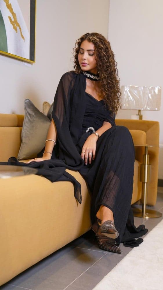 فستان اسود باكمام طويلة