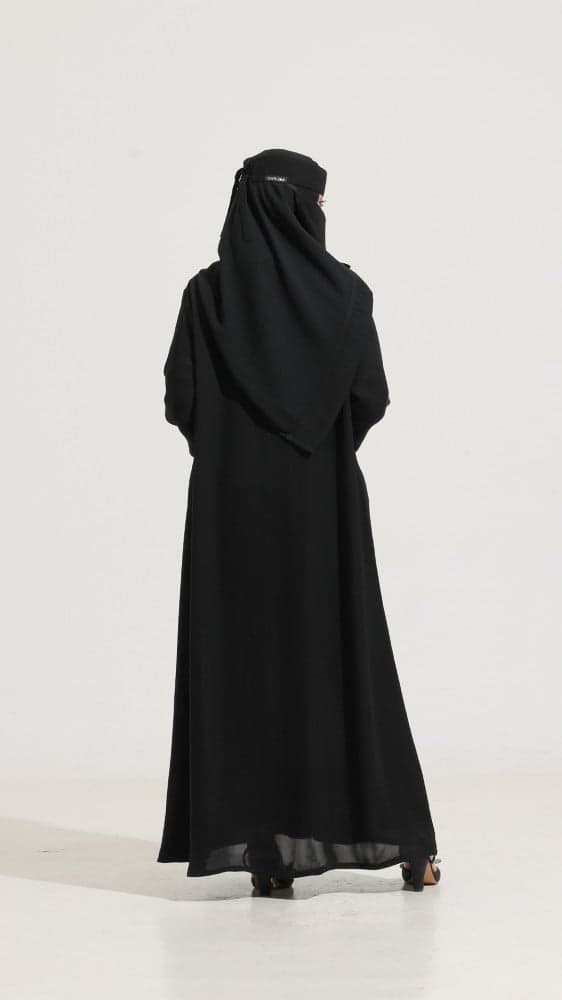 عباية بياقه واكمام بيضاء