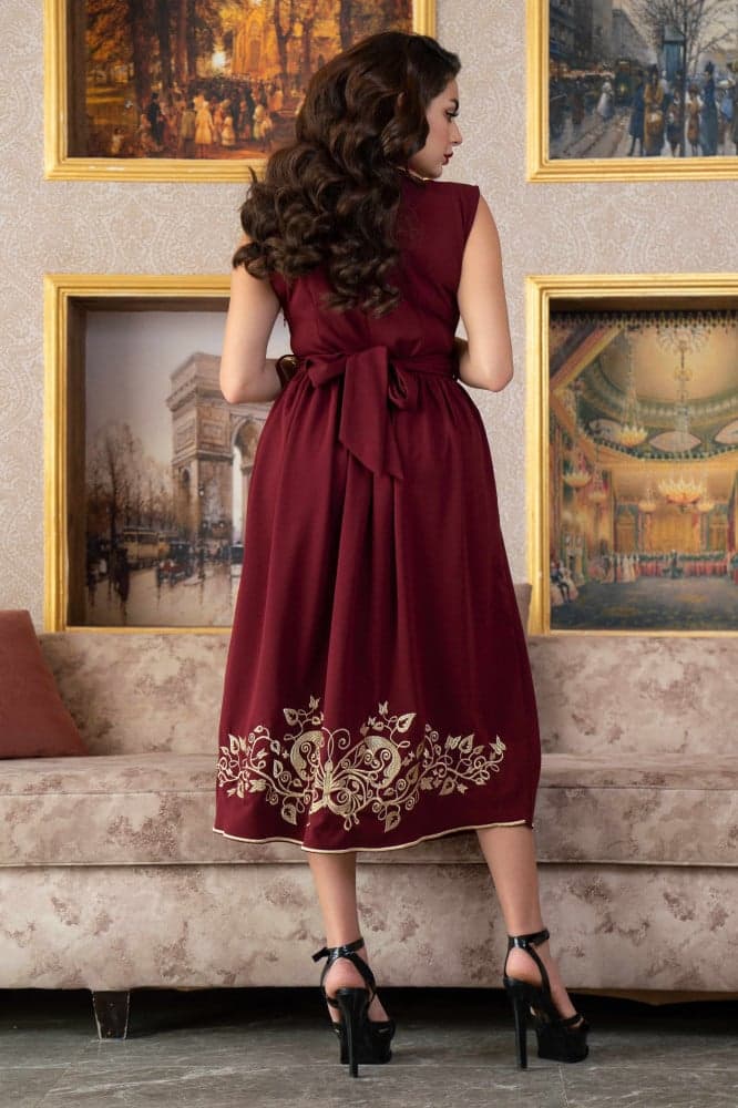 فستان عنابي مطرز بدون اكمام