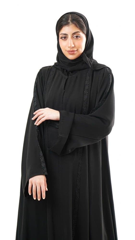 عباية بتطريز اسود