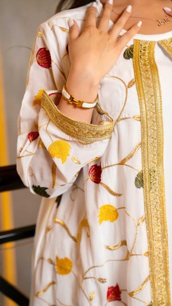 جلابية ابيض بتطريز ملون