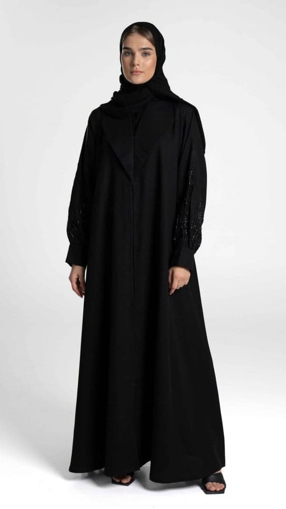 عباية سوداء بياقة وبأكمام مطرزة بشك