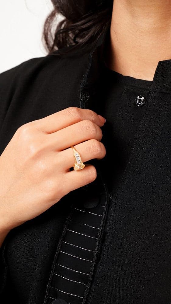 عباية مزينة بإزرة قماشية وتقليمات