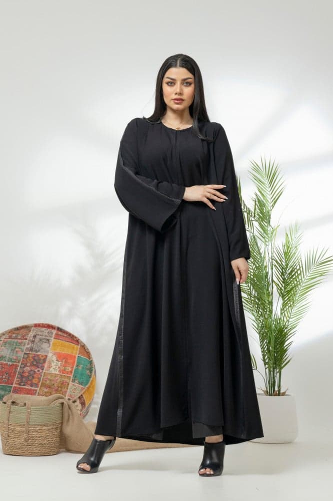 عباية عملية مزينه بشريط مطرز