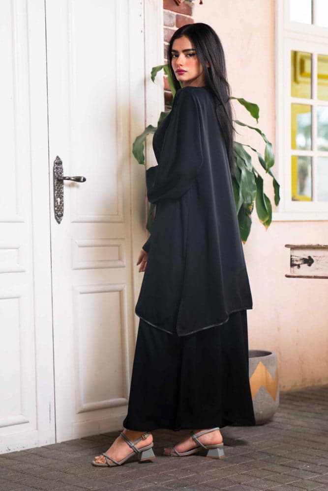 عباية طبقتين مزينة بشريط ساتان