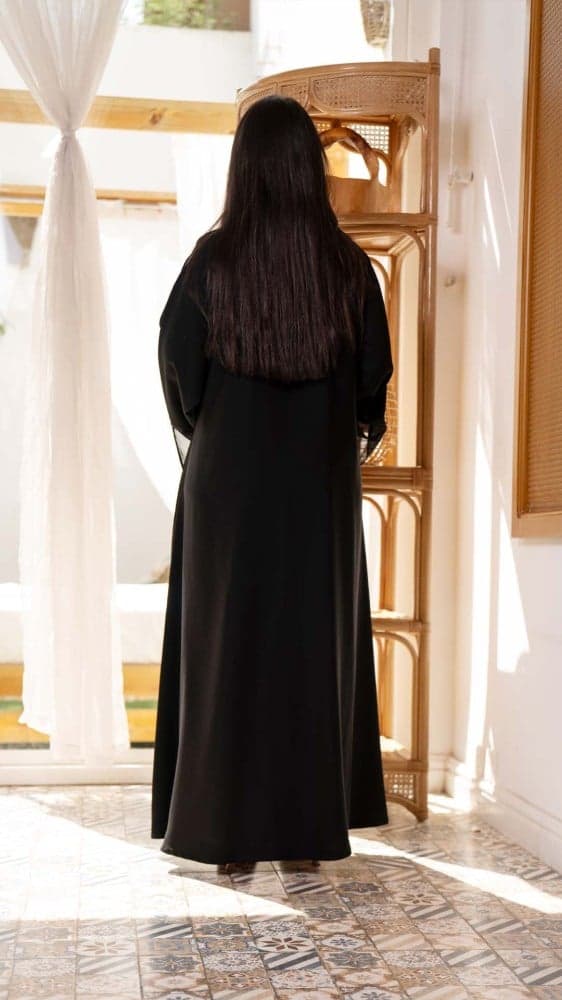 عباية باكمام لامعه مع الطرحة