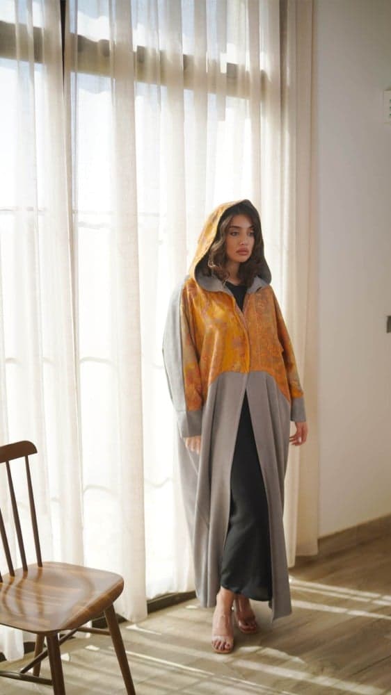 فروة شتوية بقبعة بلون رمادي