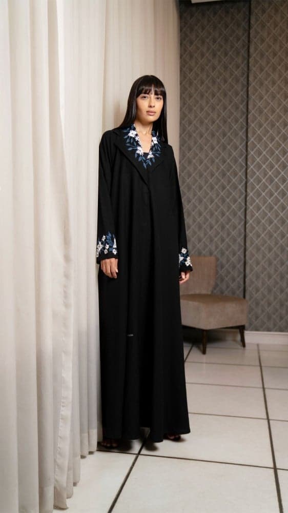 عباية رسمية بتطريز كحلي وابيض