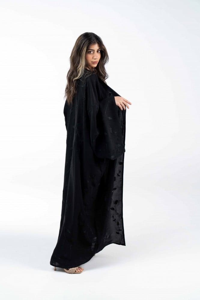 عباية مطرزة بتشجير اسود