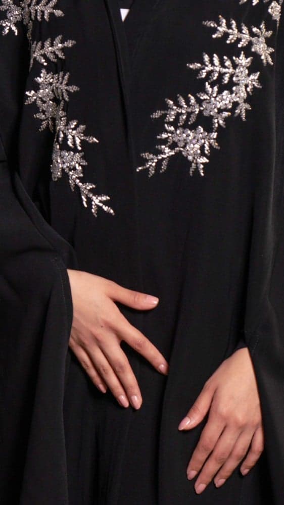 عباية بقصة قطريه مطرزة بفضي