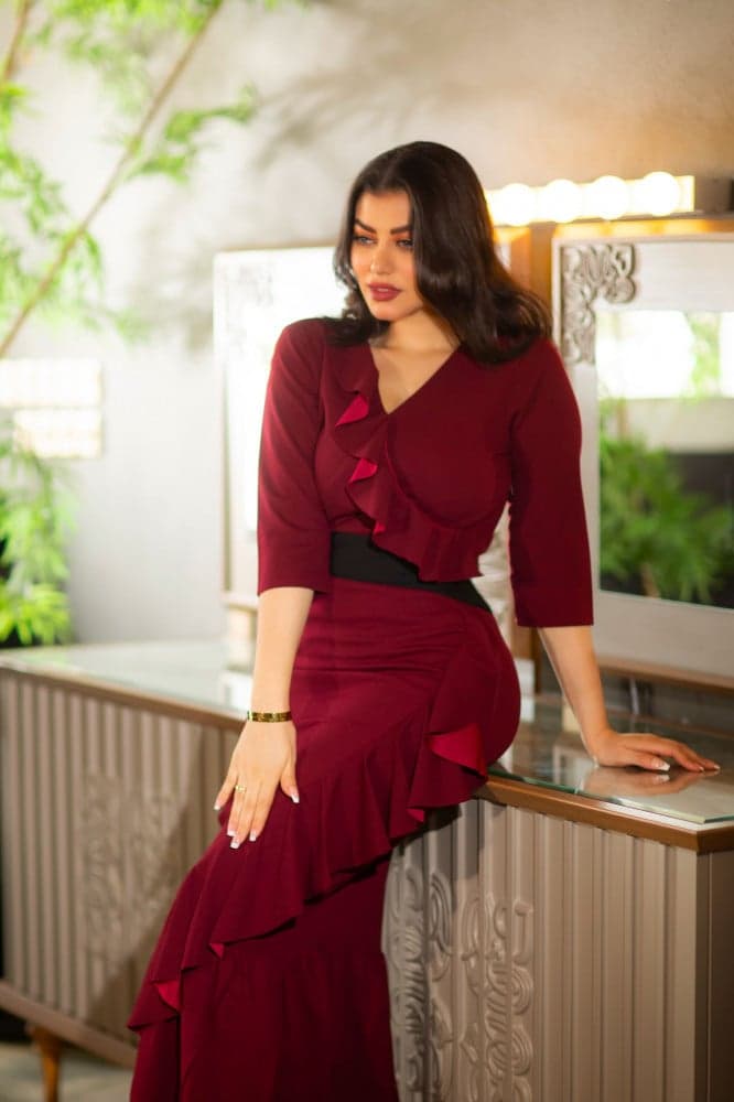 فستان عنابي طويل مطرز