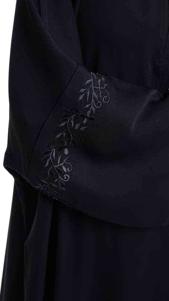 عباية بتطريز اسود من منتصف الاكمام
