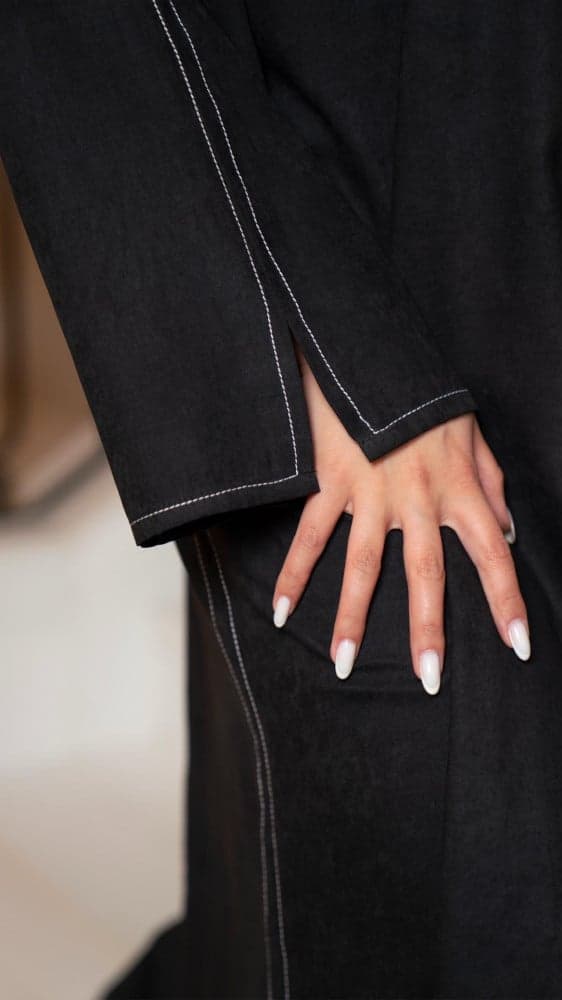 عباية اسود بخيوط ابيض