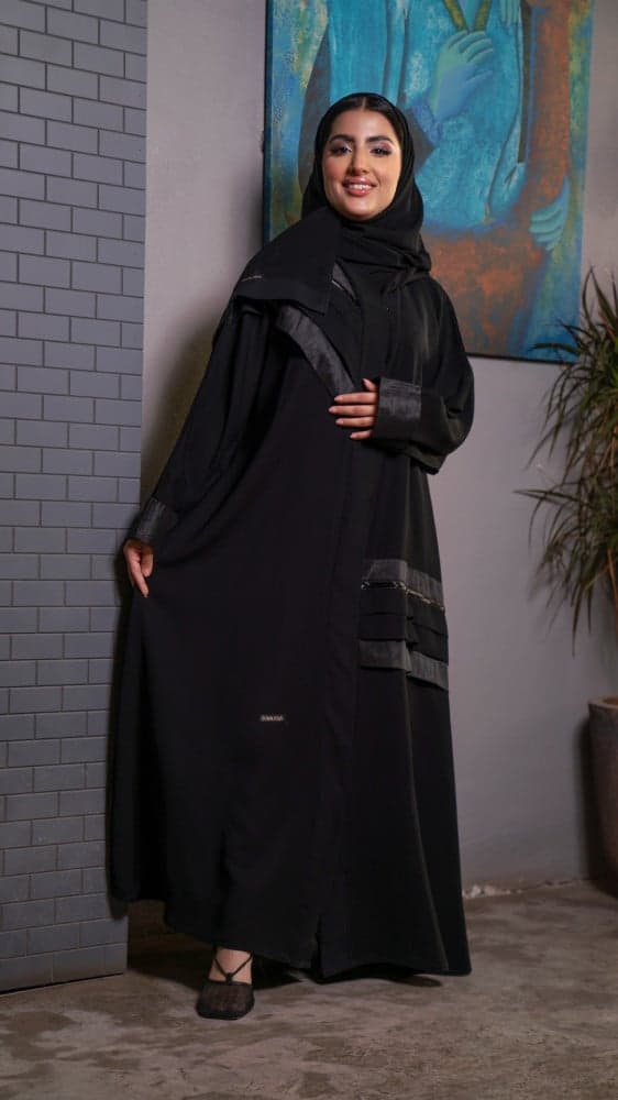 عباية بقصة اكتاف مميزة