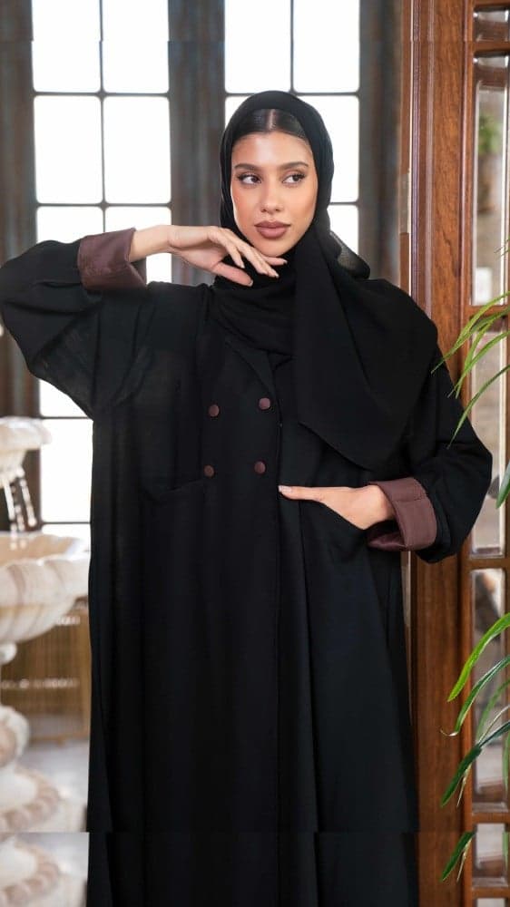 عبايه جاكيت مزينه باللون البني ولها جيوب