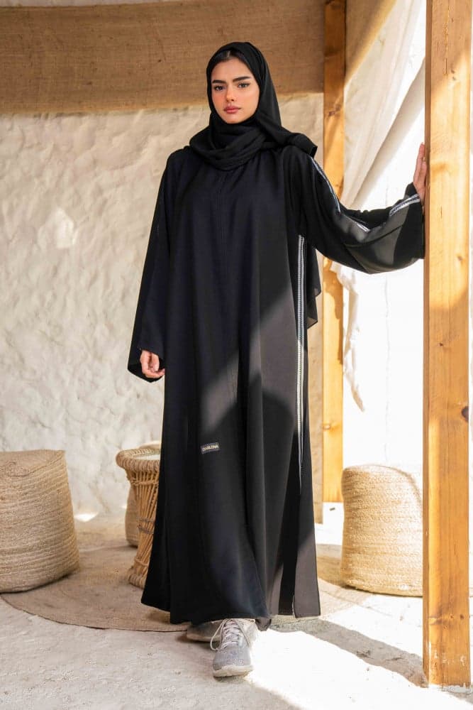 عباية بشريط رصاصي واسود