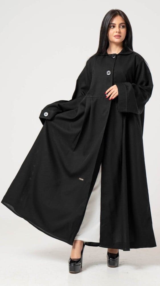 عباية بأزرار فخمة