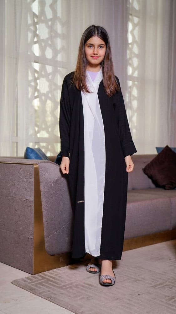 عباية بناتي سوداء ياقه بيضاء شيفون