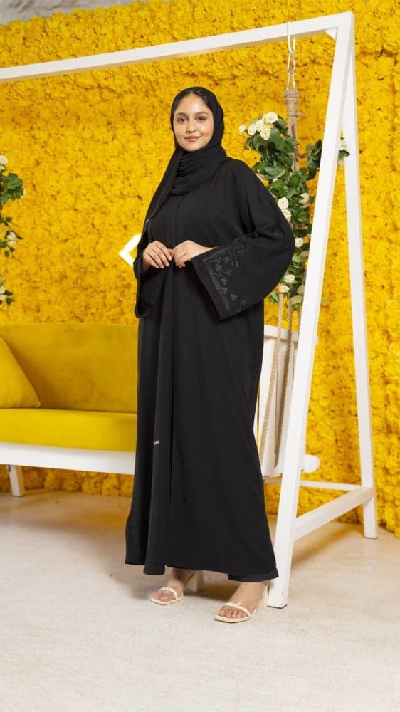 عباية بتطريز اسود على الاكمام والجوانب