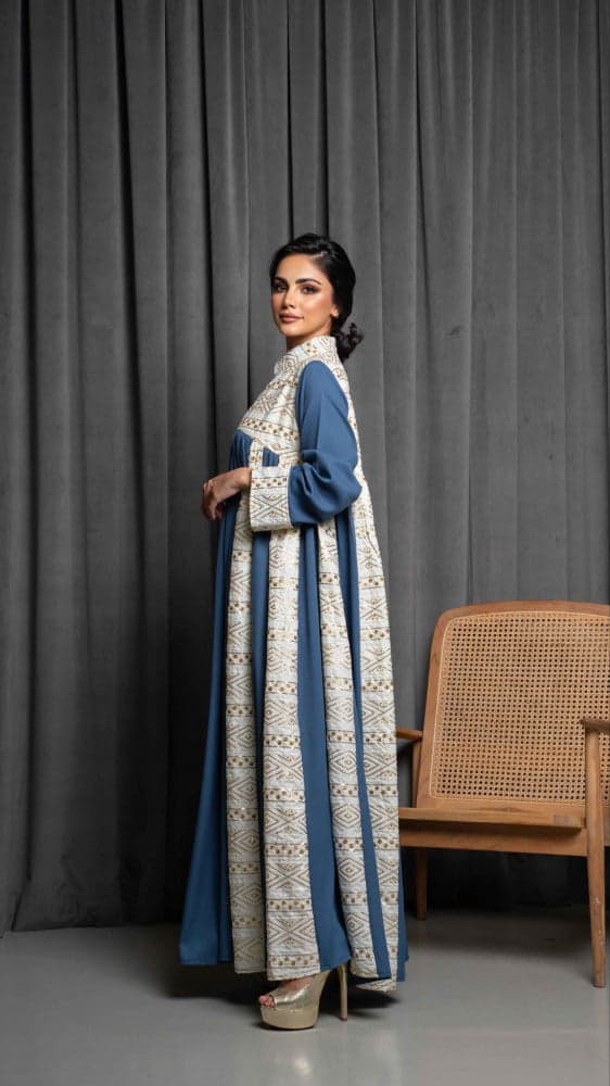 جلابية كحلي وبيج بقصات طولية