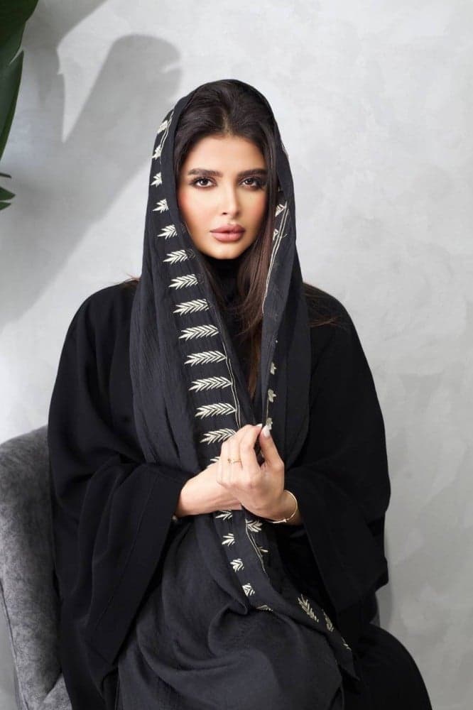 طرحة اسود مطرزه بابيض