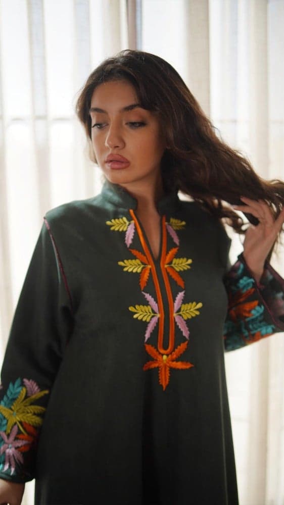 جلابية شتوية بلون زيتي