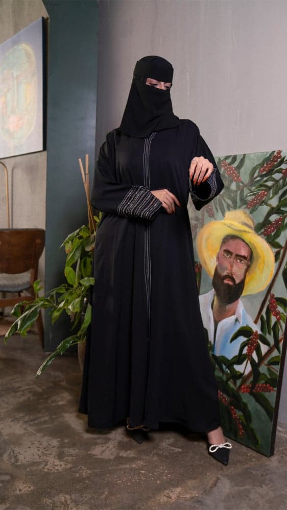 عباية سوداء باكمام مطرزة بأبيض