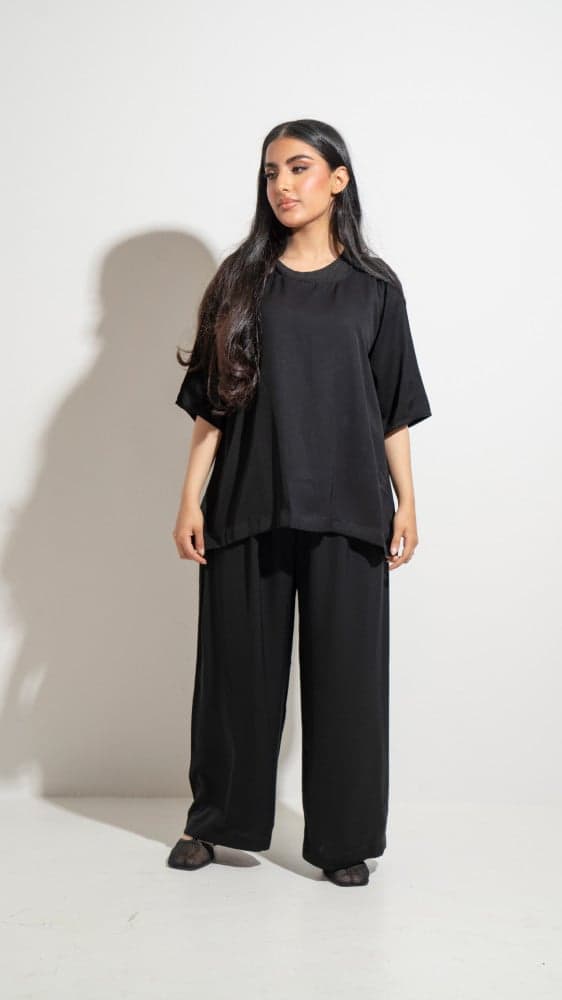 عباية ببنطلون وبلوزة