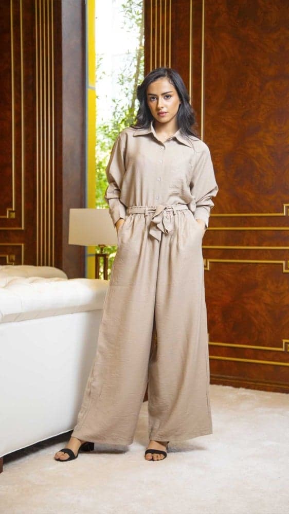 طقم قميص وبنطلون بيج