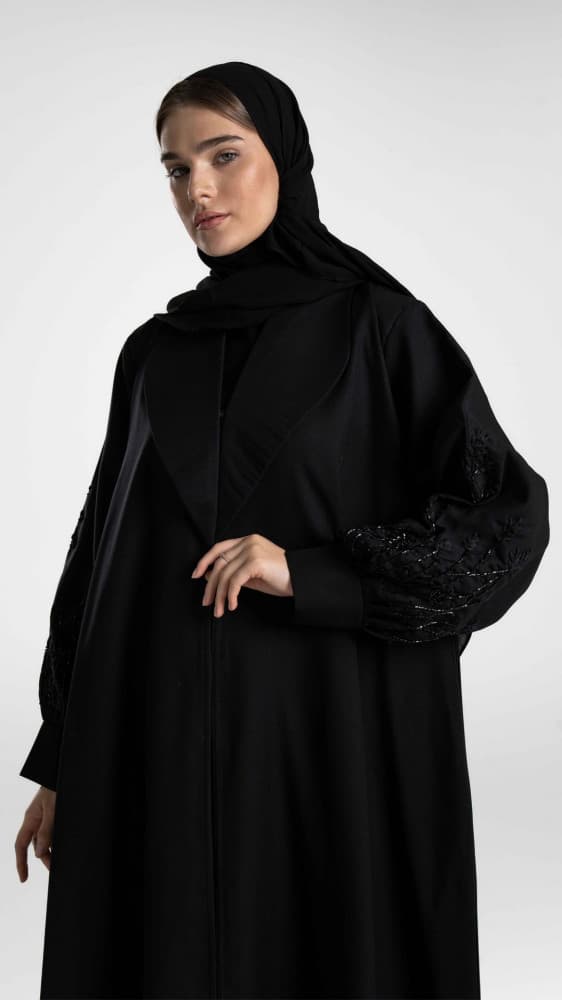 عباية سوداء بياقة وبأكمام مطرزة بشك