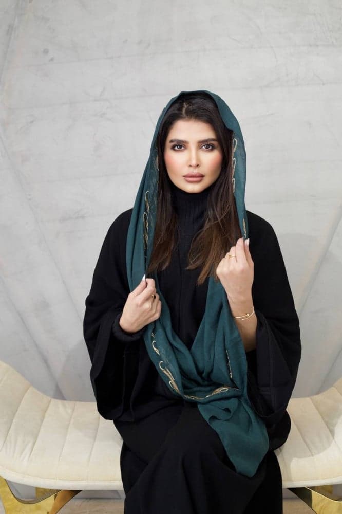 طرحة بلون زيتي وذهبي