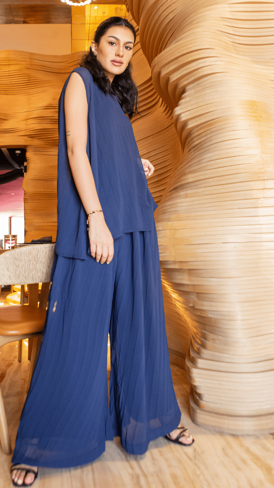 عباية سوداء وطقم بنطلون وبلوزة أزرق