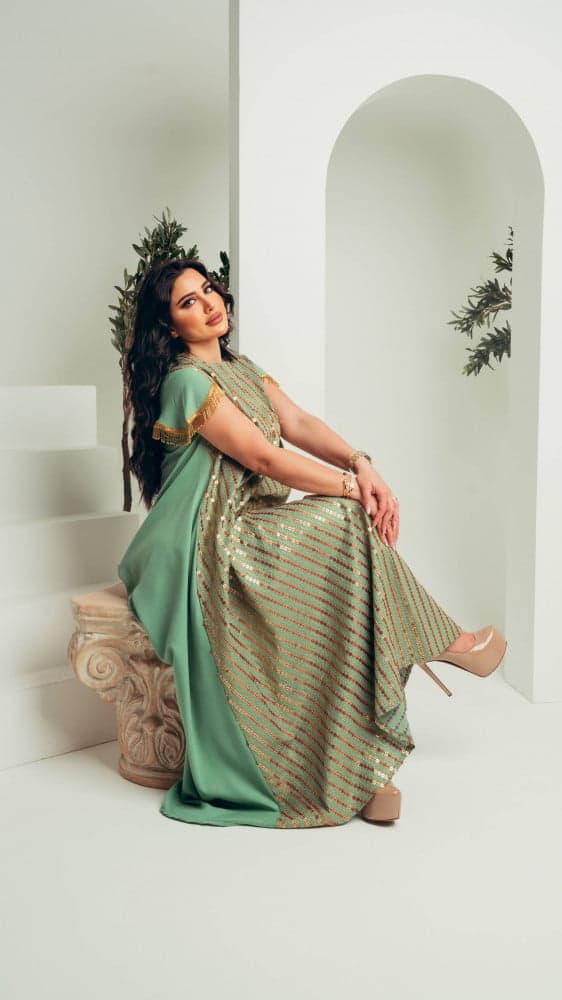 جلابية بلون تفاحي مطرزة بذهبي