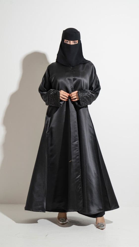 عباية سوداء لامعه باكمام شك
