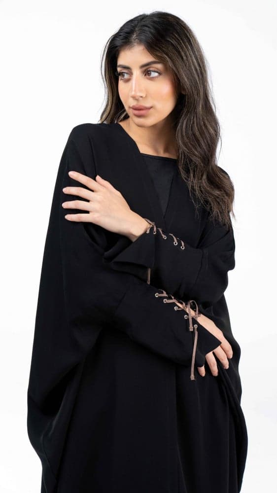 عباية سوداء بربطة اكمام بيج