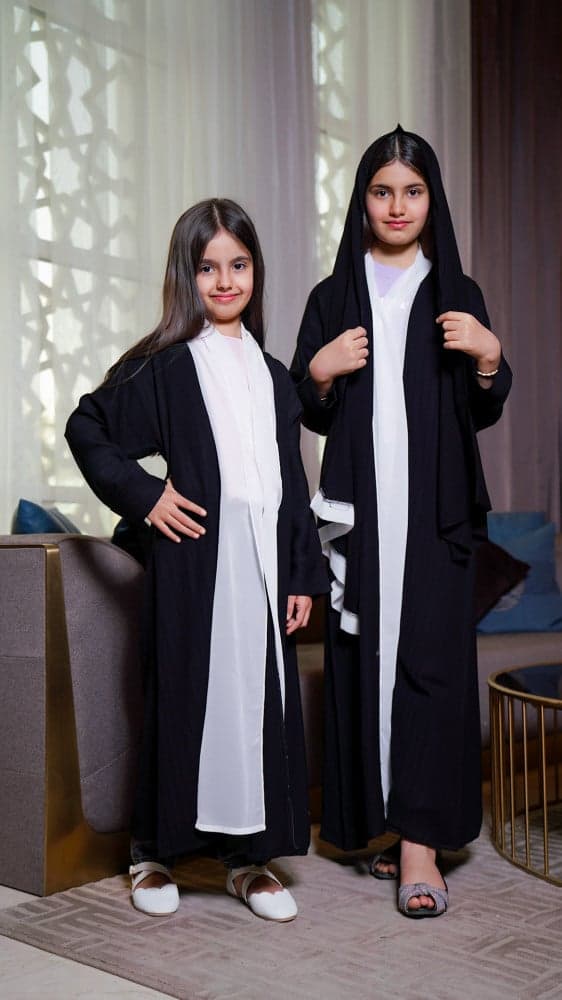 عبايه سوداء ياقه بيضاء شيفون