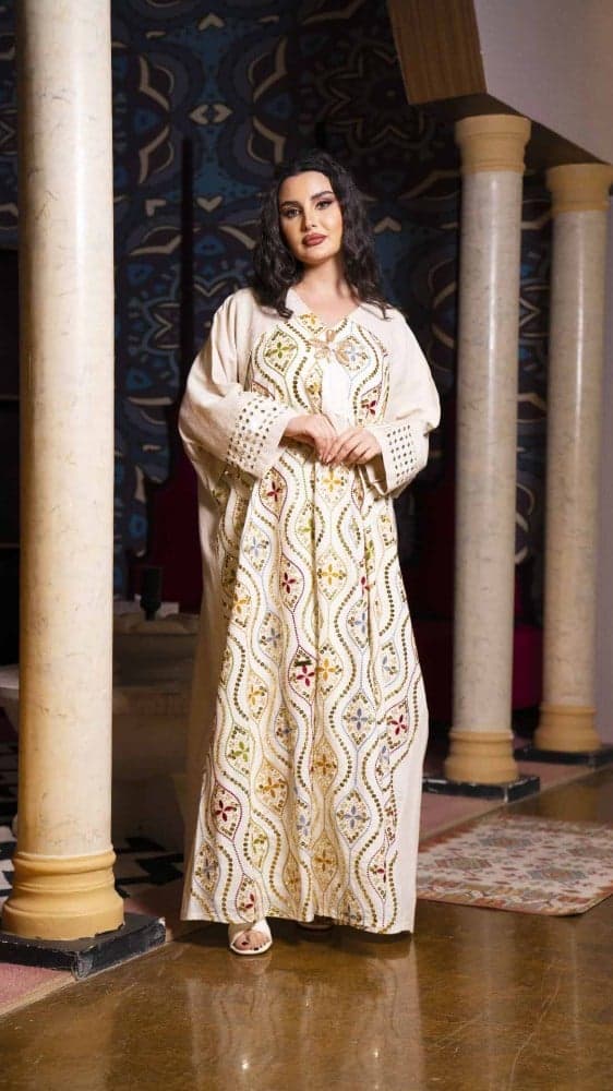 جلابية مطرزة بقصة واسعة