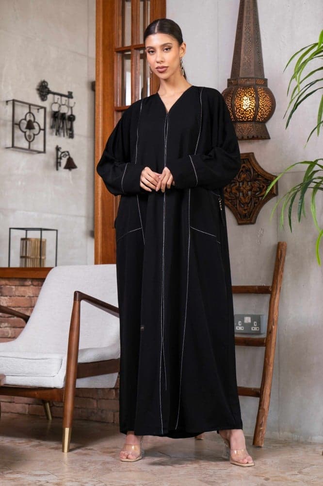 عباية بتصميم قصات باللون الابيض