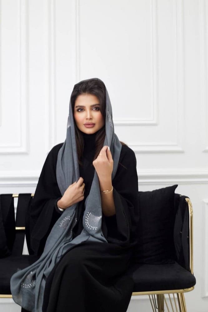 طرحة بلون رمادي مطرزة بأبيض