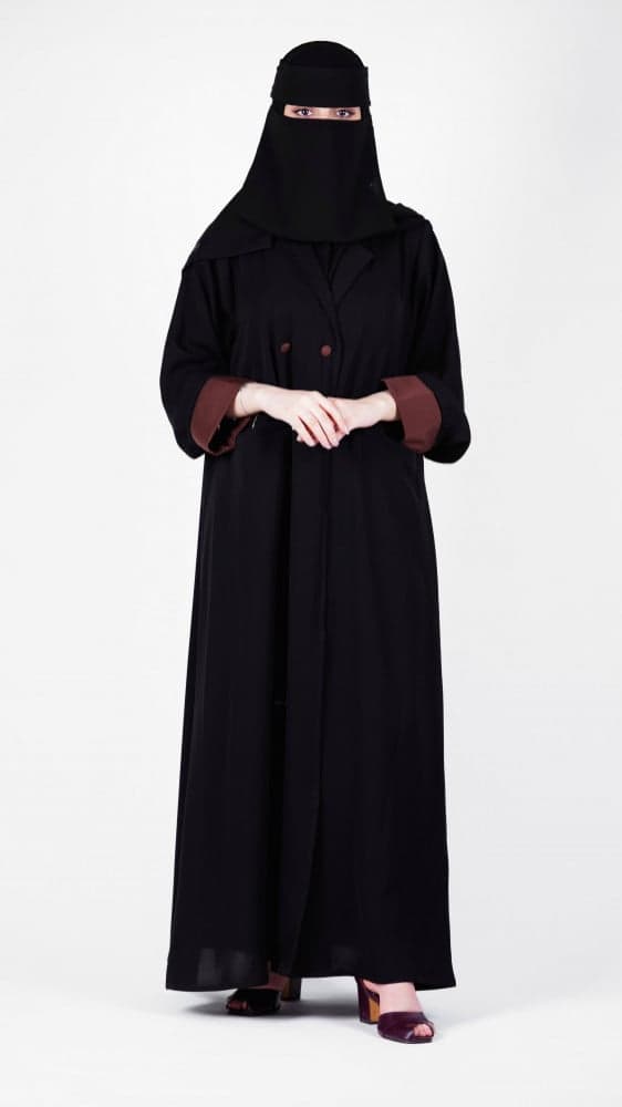 عبايه جاكيت مزينه باللون البني ولها جيوب