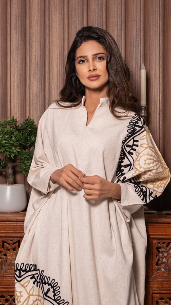 جلابية مطرزة باسود وذهبي