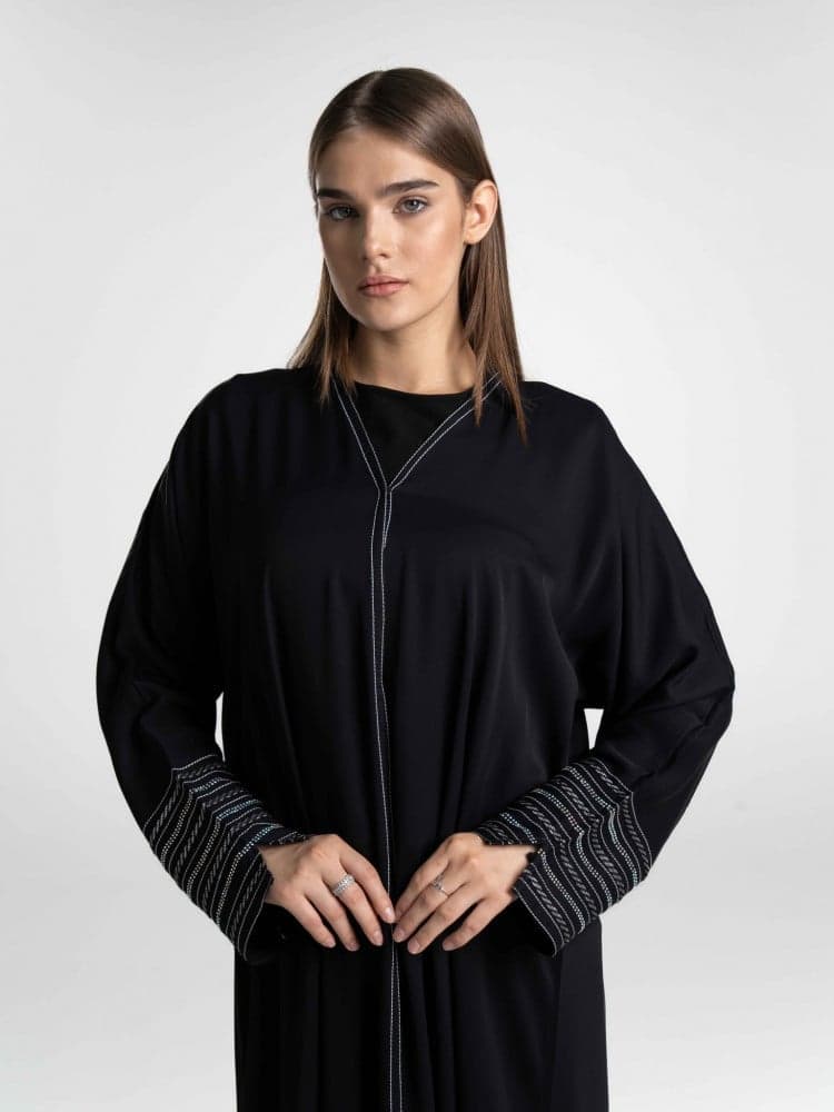 عباية سوداء باكمام مطرزة بأبيض