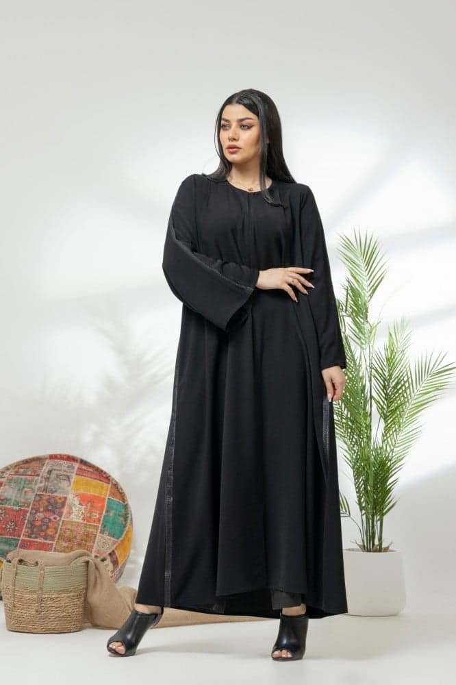 عباية عملية مزينه بشريط مطرز