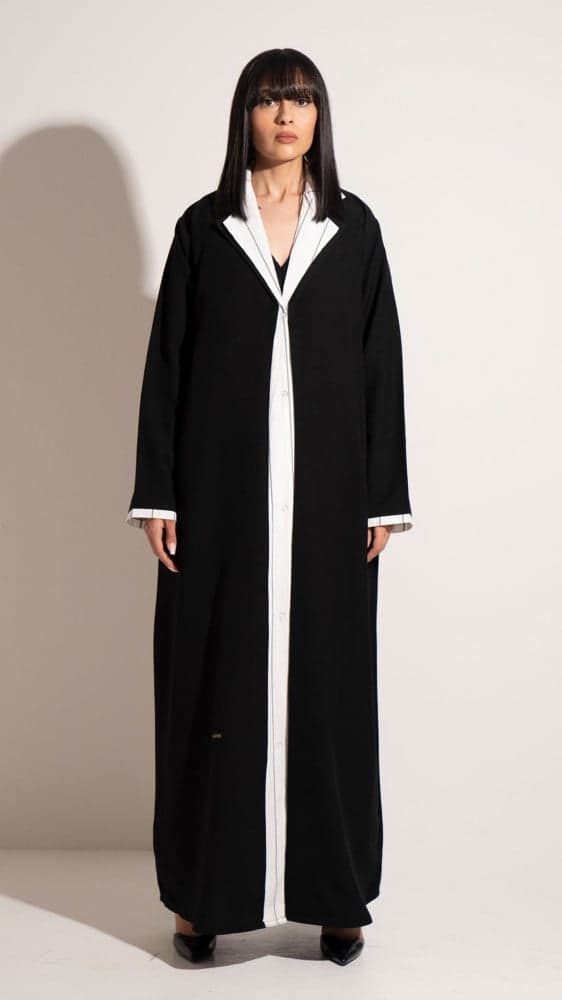 عباية رسميه بقطعة مشبوكه فيها مقلمه