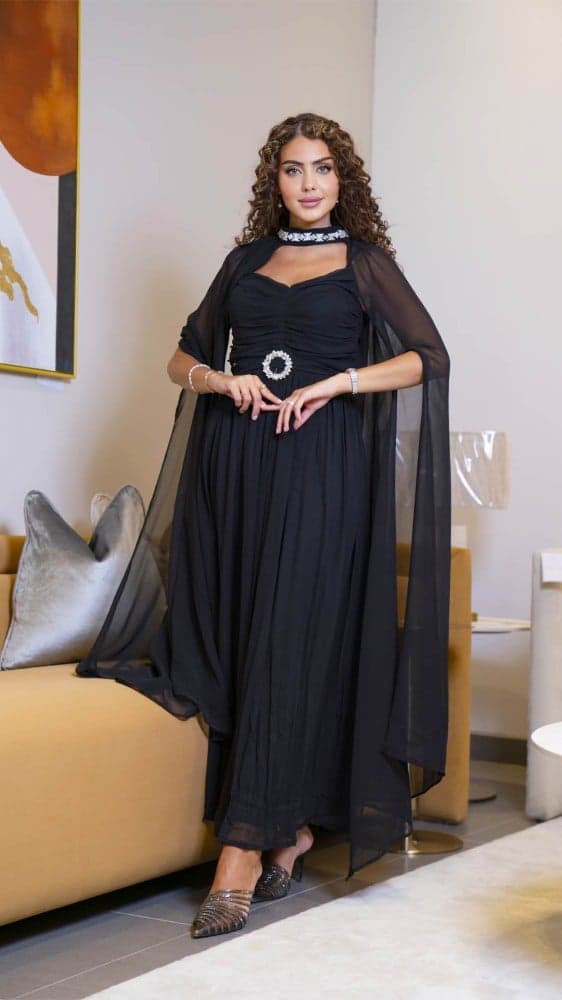 فستان اسود باكمام طويلة