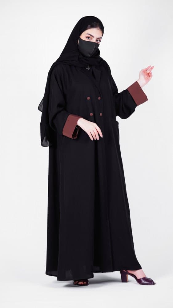 عبايه جاكيت مزينه باللون البني ولها جيوب