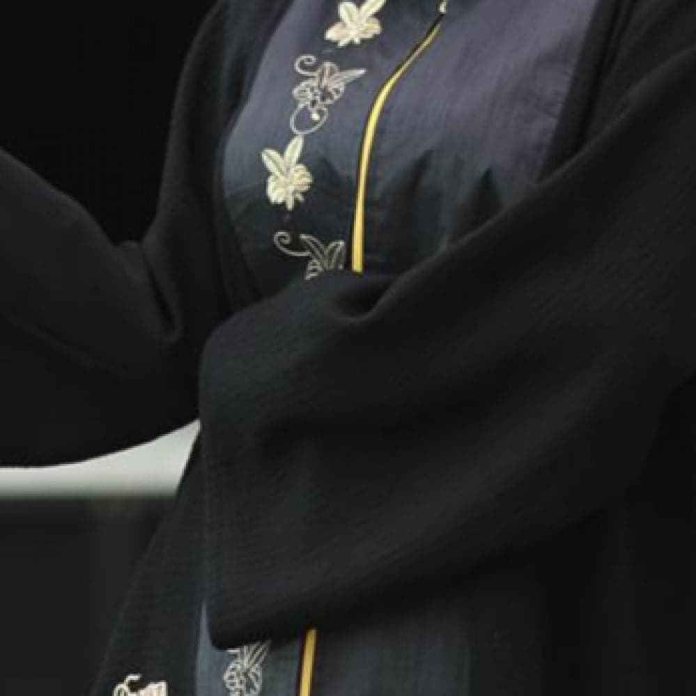 عبايه بسحاب قطعتين منفصلة ومطرزة