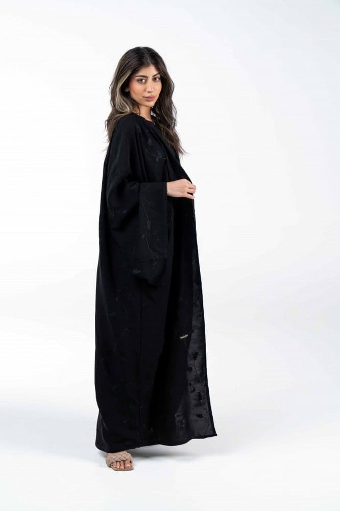 عباية مطرزة بتشجير اسود