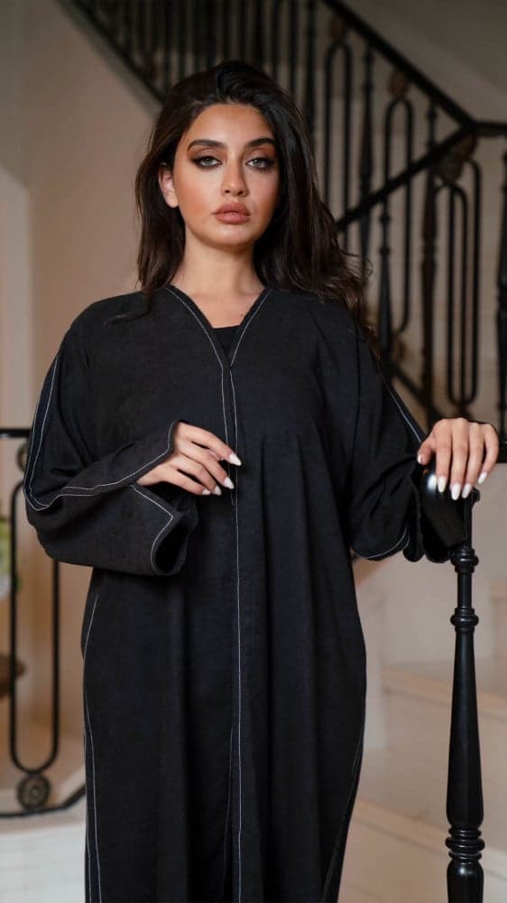 عباية اسود بخيوط ابيض