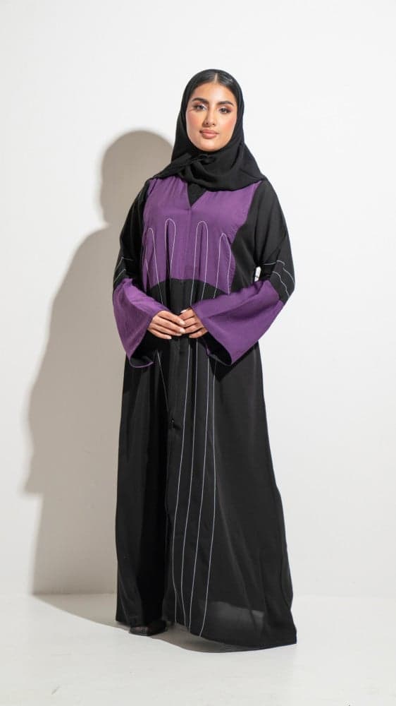 عباية بقصة صدر بنفسجي وخطوط بيضاء